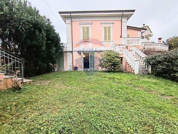 casa indipendente in vendita a Carrara
