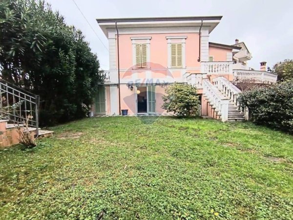 casa indipendente in vendita a Carrara in zona Avenza