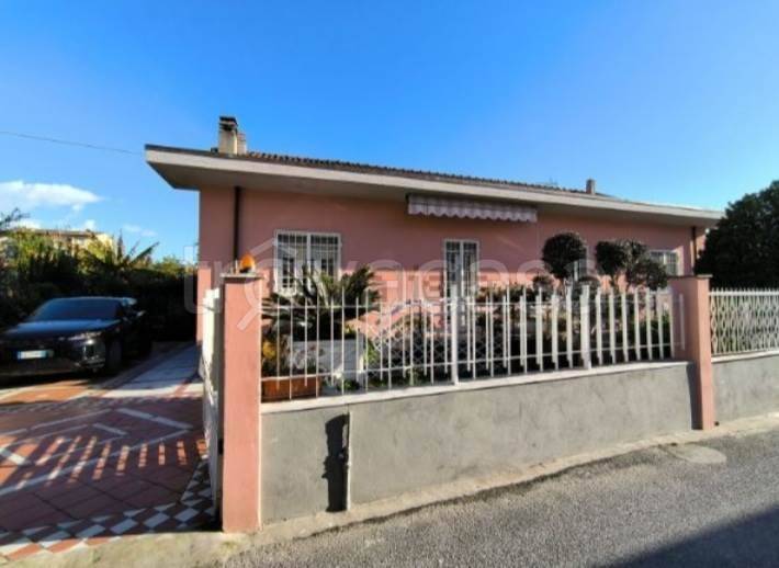 casa indipendente in vendita a Carrara in zona Avenza