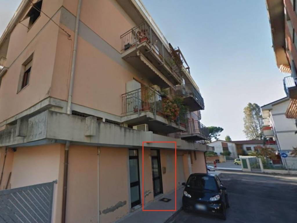 locale commerciale in vendita a Carrara in zona Marina di Carrara