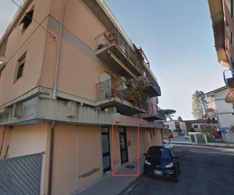 locale commerciale in vendita a Carrara in zona Marina di Carrara