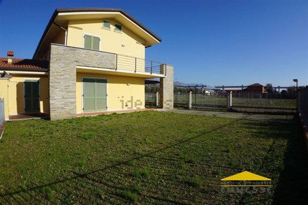 casa indipendente in vendita a Carrara in zona Avenza