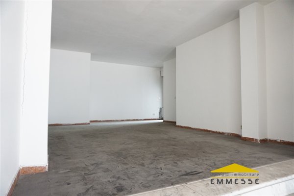 locale commerciale in vendita a Carrara in zona Avenza