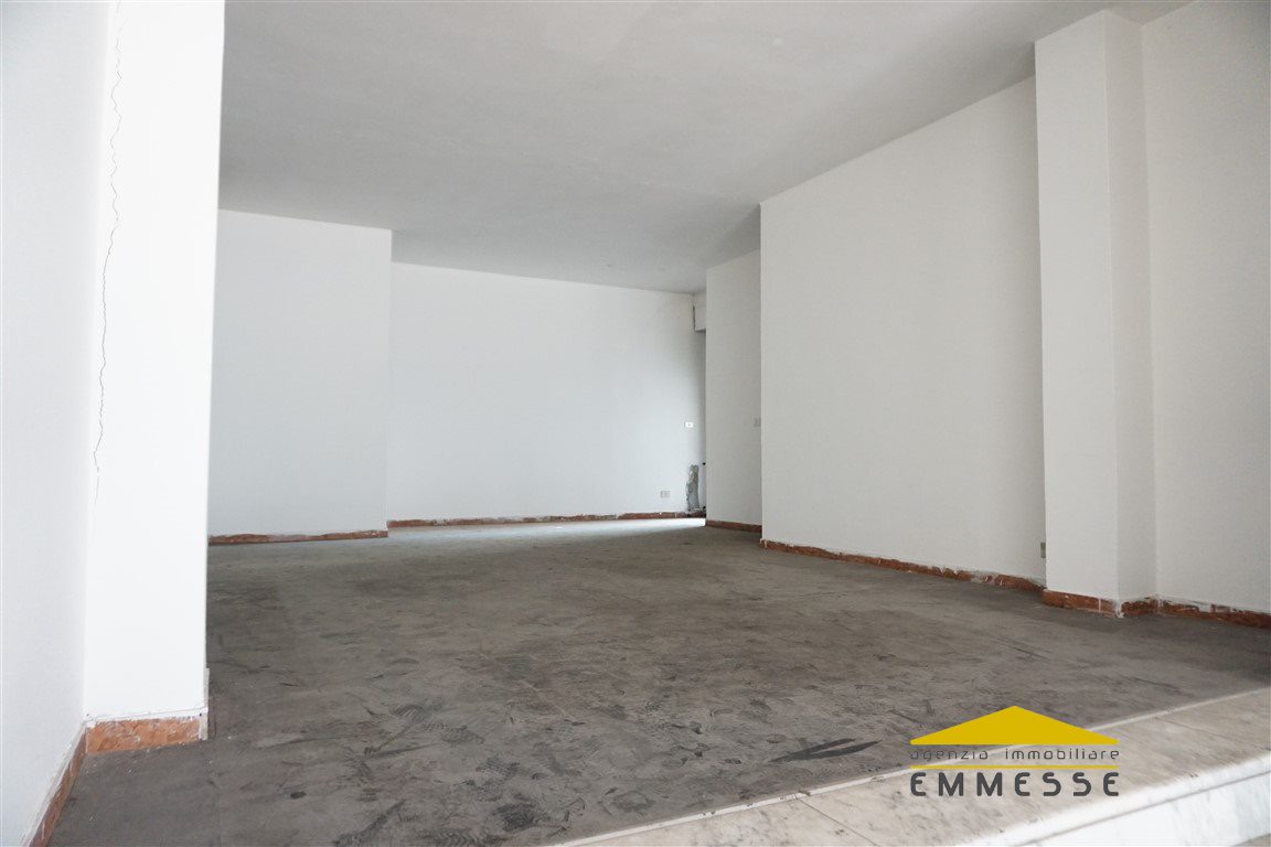 locale commerciale in vendita a Carrara in zona Avenza