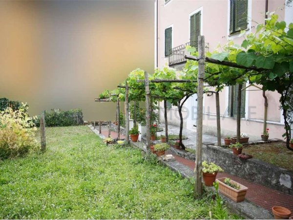 casa indipendente in vendita a Carrara in zona Centro Città