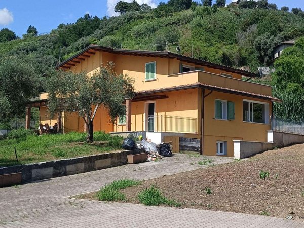 casa indipendente in vendita a Carrara in zona Bonascola