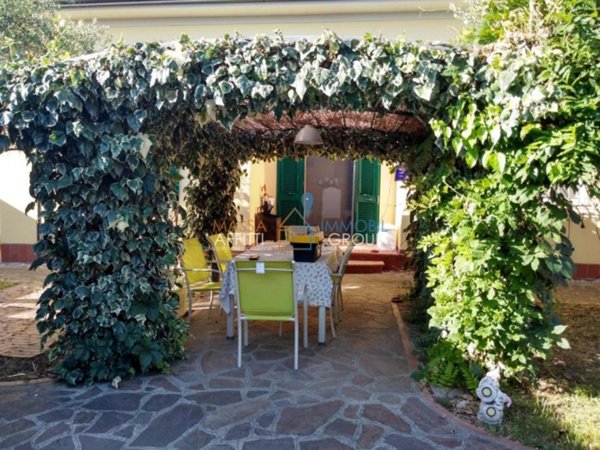 casa indipendente in vendita a Carrara in zona Fossone