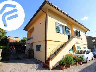casa indipendente in vendita a Carrara