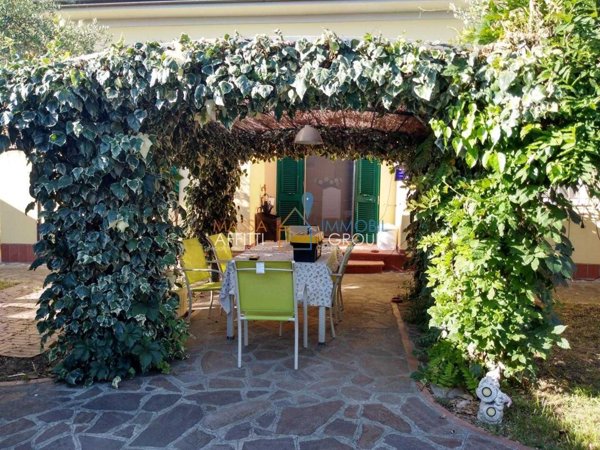 casa indipendente in vendita a Carrara in zona Fossone