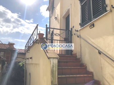 casa indipendente in vendita a Carrara