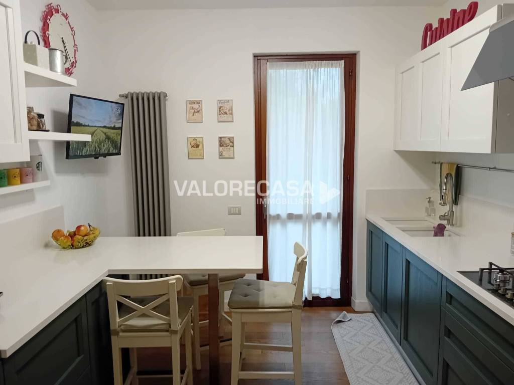 appartamento in vendita a Carrara in zona Avenza