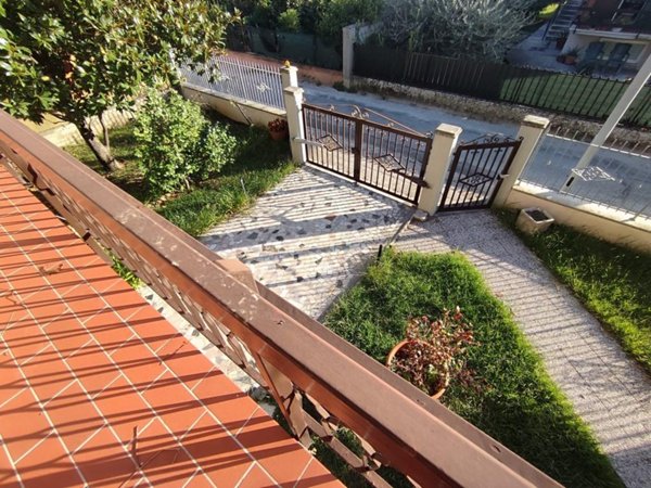 casa indipendente in vendita a Carrara in zona Avenza