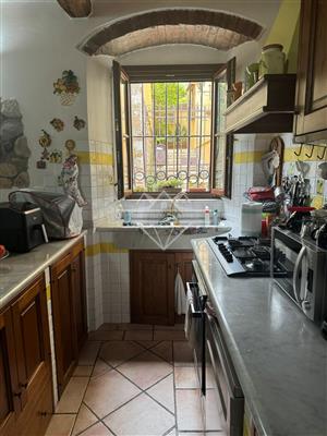 casa indipendente in vendita a Carrara in zona Bedizzano