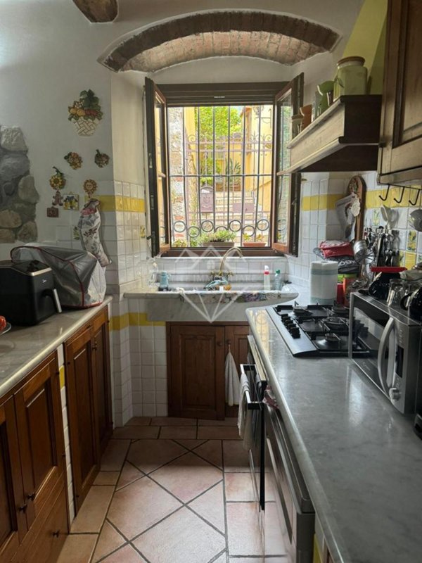 casa indipendente in vendita a Carrara in zona Bedizzano