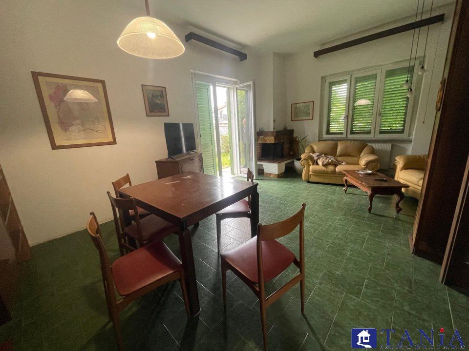 casa indipendente in vendita a Carrara in zona Marina di Carrara