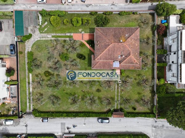 casa indipendente in vendita a Carrara in zona Marina di Carrara