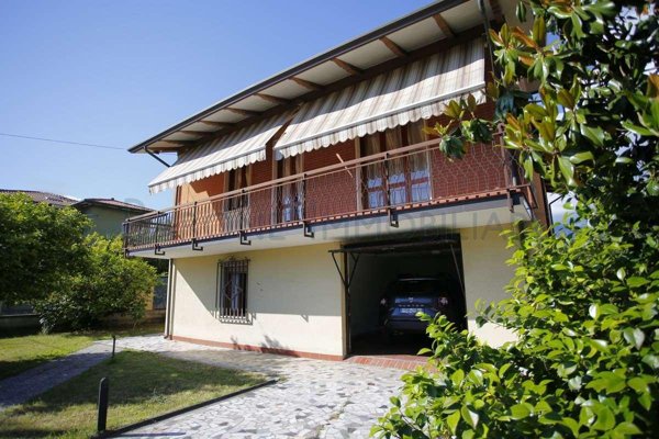 casa indipendente in vendita a Carrara in zona Avenza