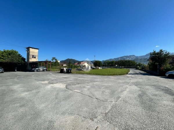 locale di sgombero in vendita a Carrara in zona Avenza