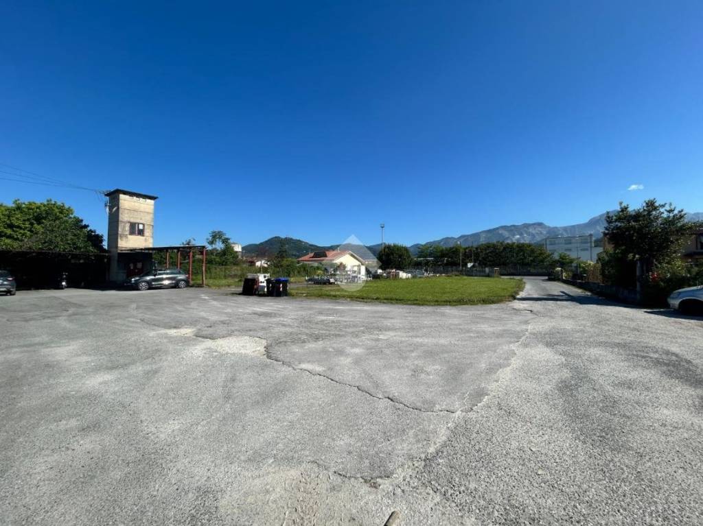 locale commerciale in vendita a Carrara in zona Avenza