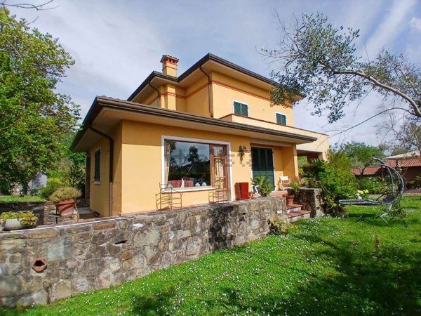 casa indipendente in vendita a Carrara in zona Fossone