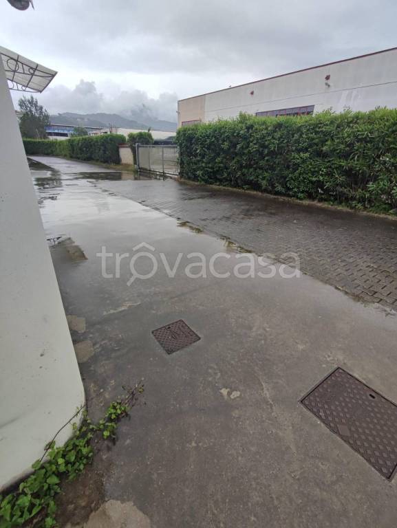 locale commerciale in vendita a Carrara in zona Marina di Carrara