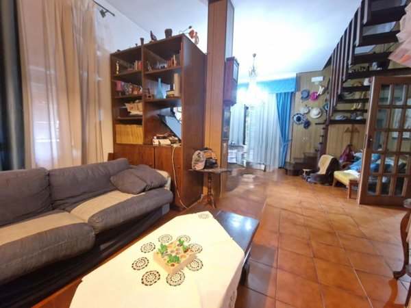 casa indipendente in vendita a Carrara in zona Nazzano