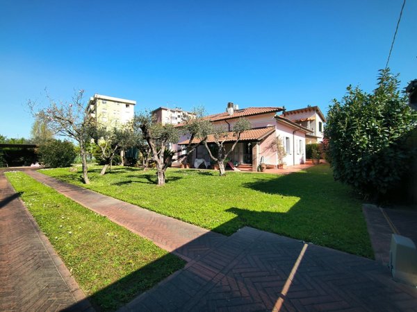 casa indipendente in vendita a Carrara in zona Avenza