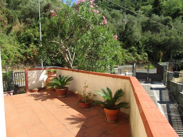 casa indipendente in vendita a Carrara in zona Fossone