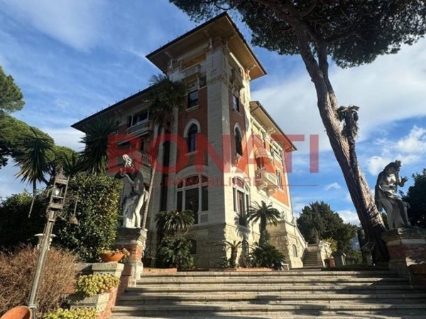 villa in vendita a Carrara in zona Fontia