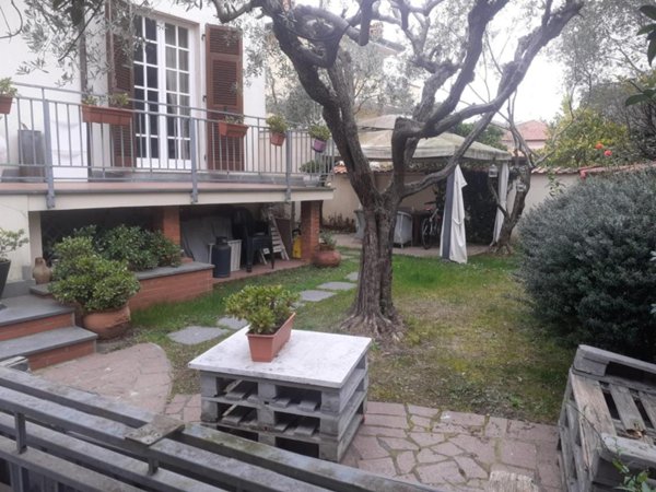 casa indipendente in vendita a Carrara in zona Marina di Carrara