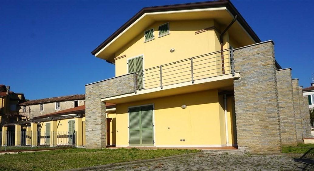 casa indipendente in vendita a Carrara in zona Avenza
