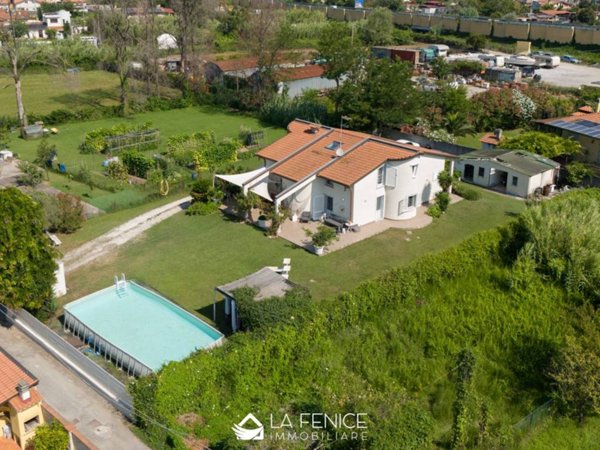 casa indipendente in vendita a Carrara in zona Marina di Carrara