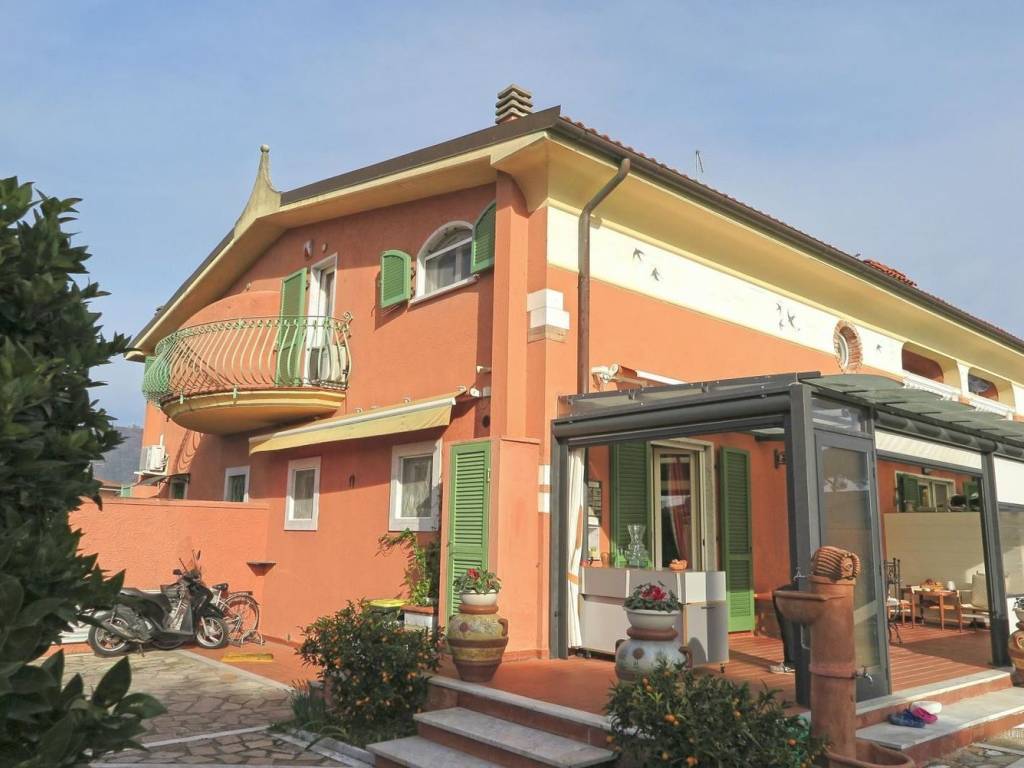casa indipendente in vendita a Carrara in zona Marina di Carrara
