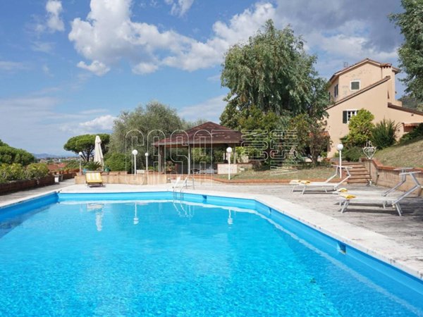 casa indipendente in vendita a Carrara in zona Fontia