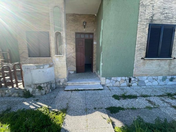 casa indipendente in vendita a Carrara in zona Fontia