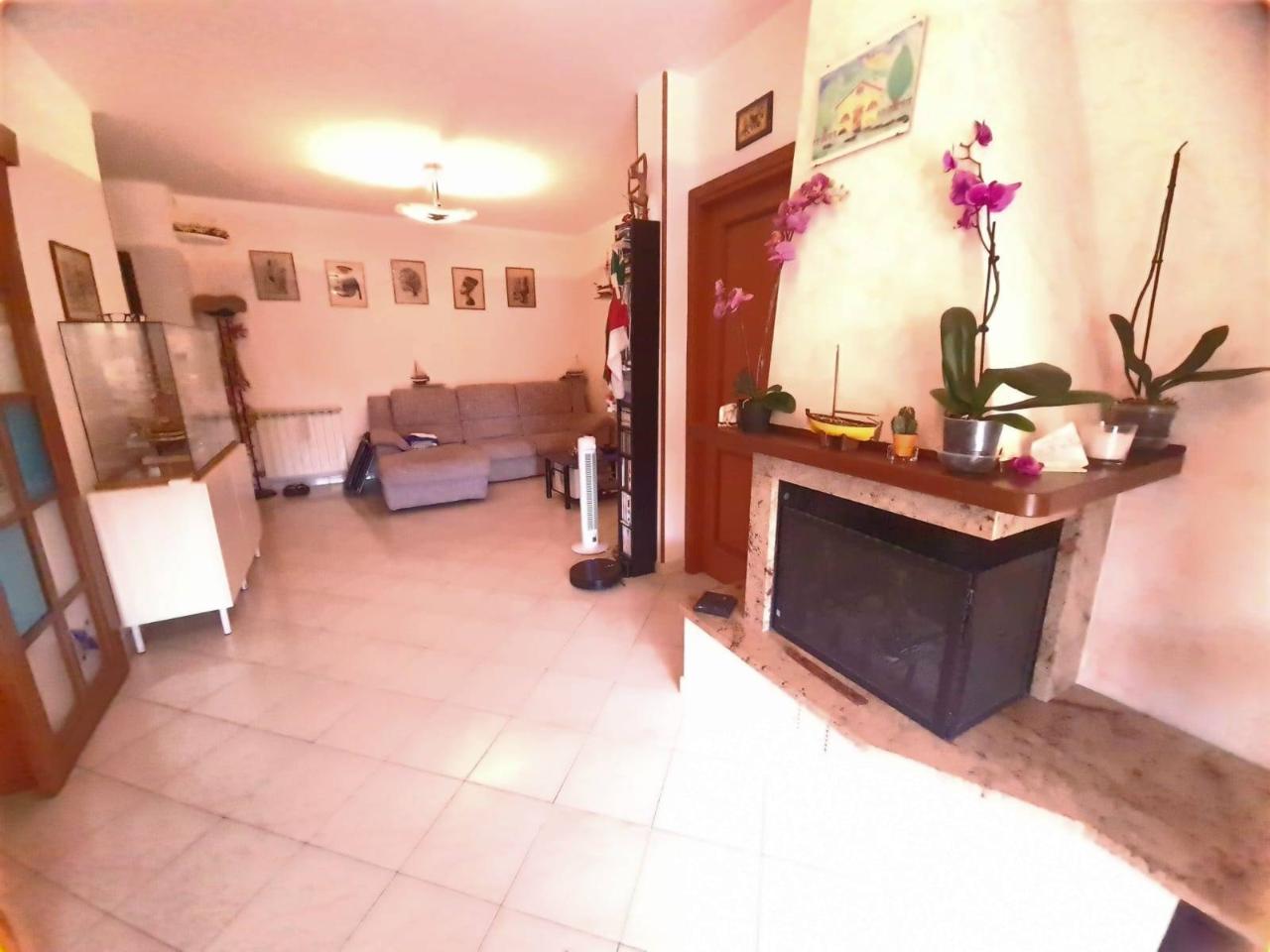 appartamento in vendita a Carrara in zona Avenza