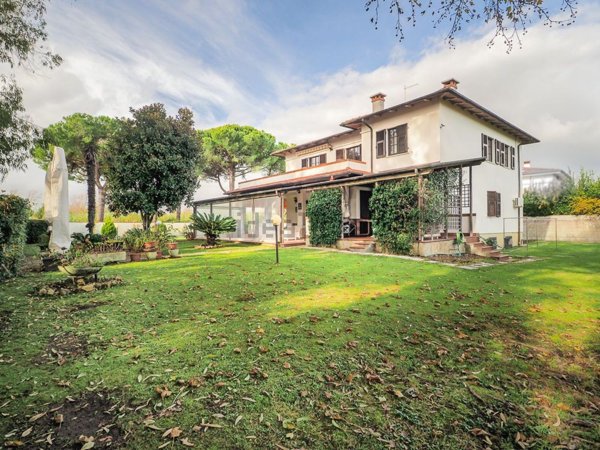 casa indipendente in vendita a Carrara in zona Marina di Carrara
