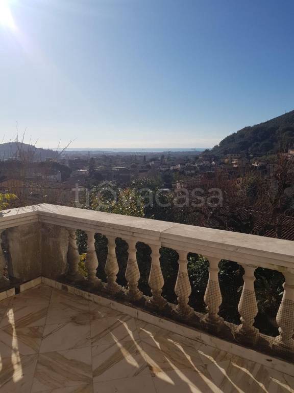 casa indipendente in vendita a Carrara in zona Fontia