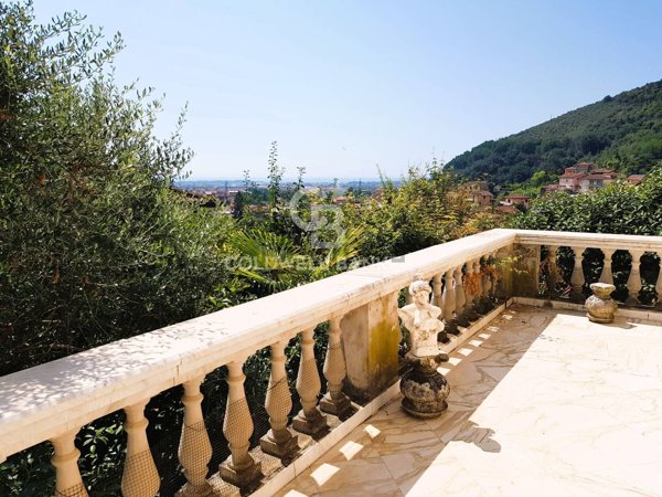 casa indipendente in vendita a Carrara in zona Fossola