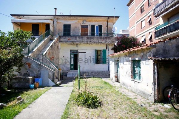 casa indipendente in vendita a Carrara in zona Centro Città