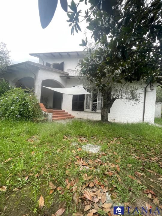 casa indipendente in vendita a Carrara in zona Monteverde