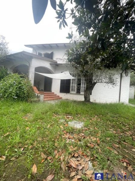 casa indipendente in vendita a Carrara in zona Monteverde