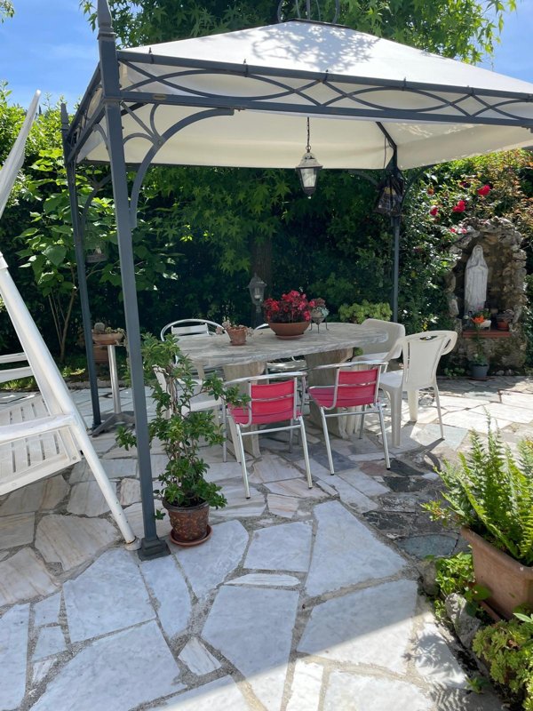 casa semindipendente in vendita a Carrara in zona Bonascola