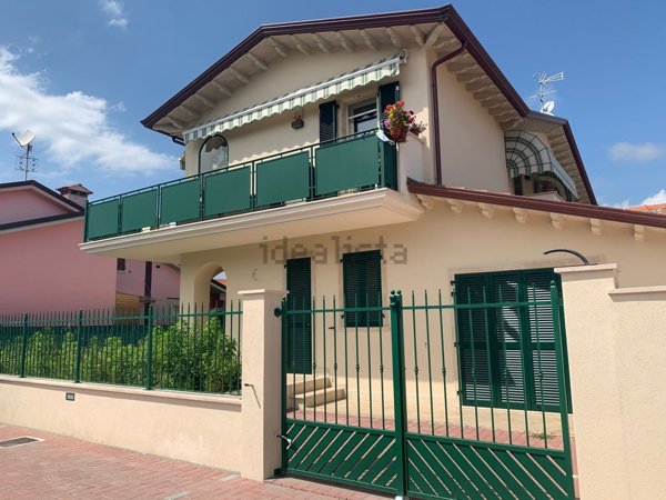 appartamento in vendita a Carrara in zona Marina di Carrara