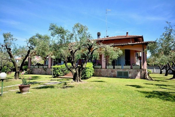 casa indipendente in vendita a Carrara in zona Marina di Carrara