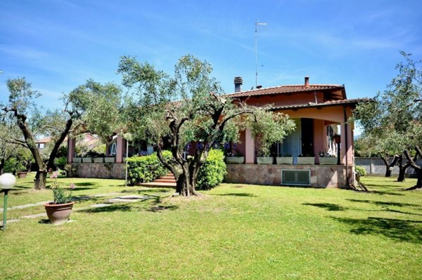 casa indipendente in vendita a Carrara in zona Marina di Carrara