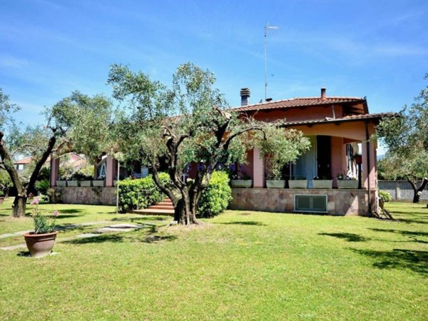 casa indipendente in vendita a Carrara in zona Marina di Carrara