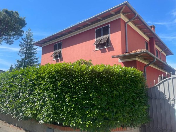 casa indipendente in vendita a Carrara in zona Marina di Carrara