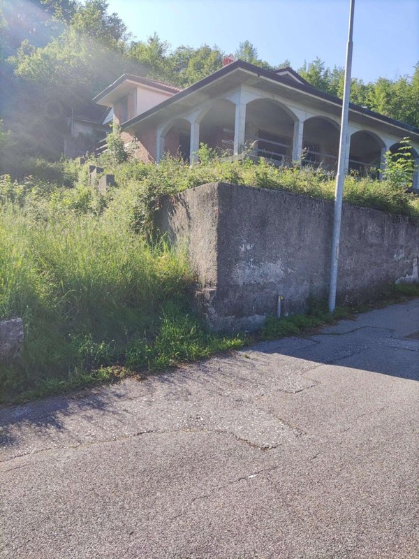 casa indipendente in vendita a Carrara in zona Fontia