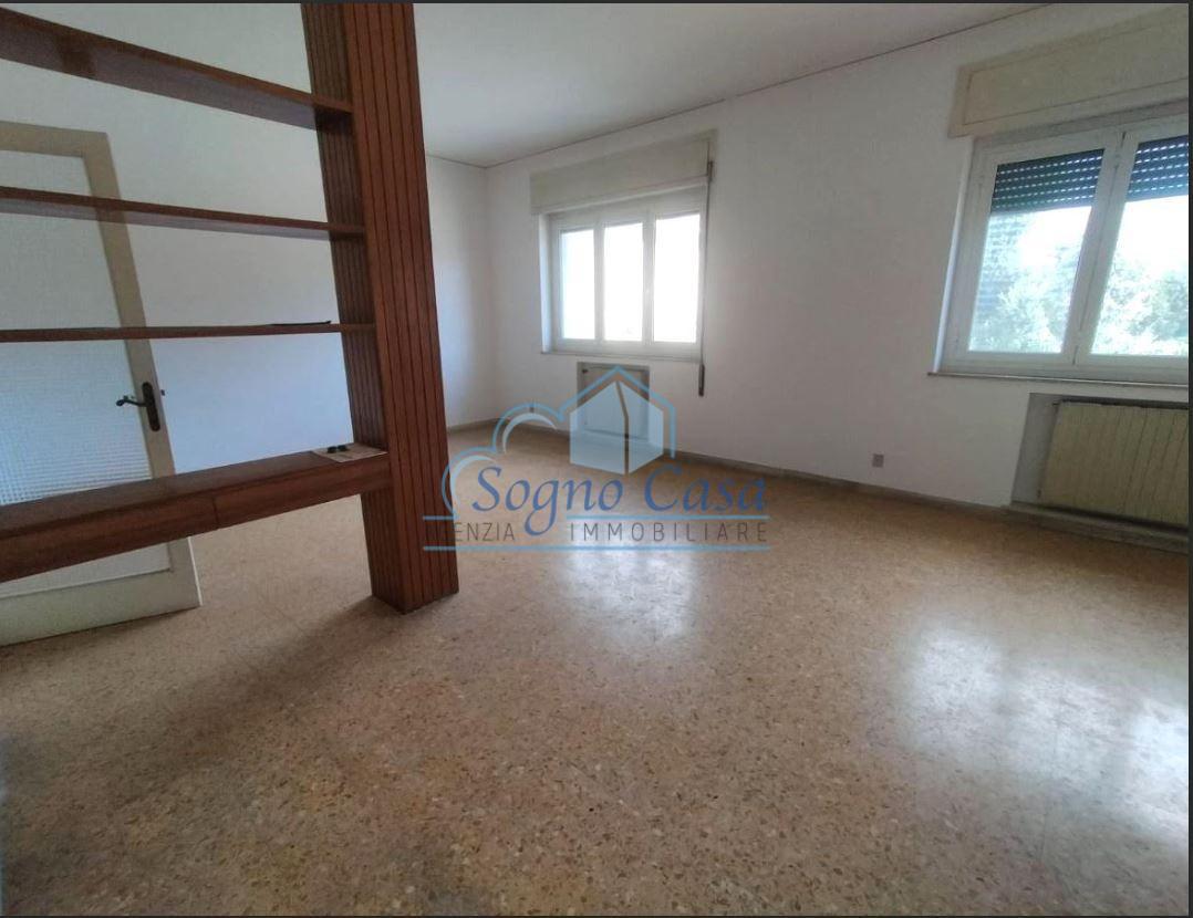 appartamento in vendita a Carrara in zona Marina di Carrara